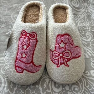 Cozy White and Pink Slipper Shoes with Embroidered Cowboy Motif Sz small -NWT